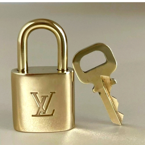 Lv Lock And Key - Picture 1 of 1